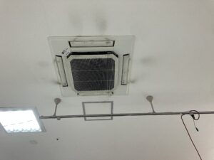 三菱エアコンクリーニング！業務用エアコン４方向エアコン昇降機能付き！