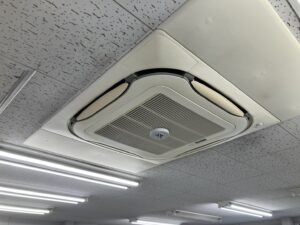 ダイキンエアコンクリーニング！業務用４方向エアコン！